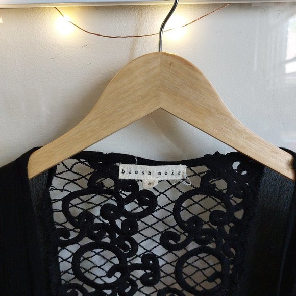 Black lacy shawl - Picture 3 of 9